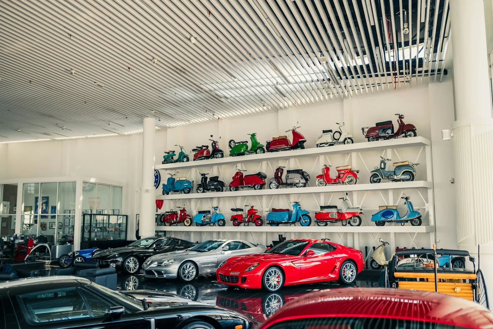 La sala esposizione con la collezione di supercar e gran turismo custodita in showroom