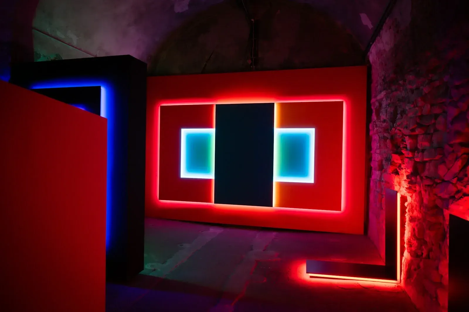 Le architetture luminose sviluppate per il sistema visivo del collettivo