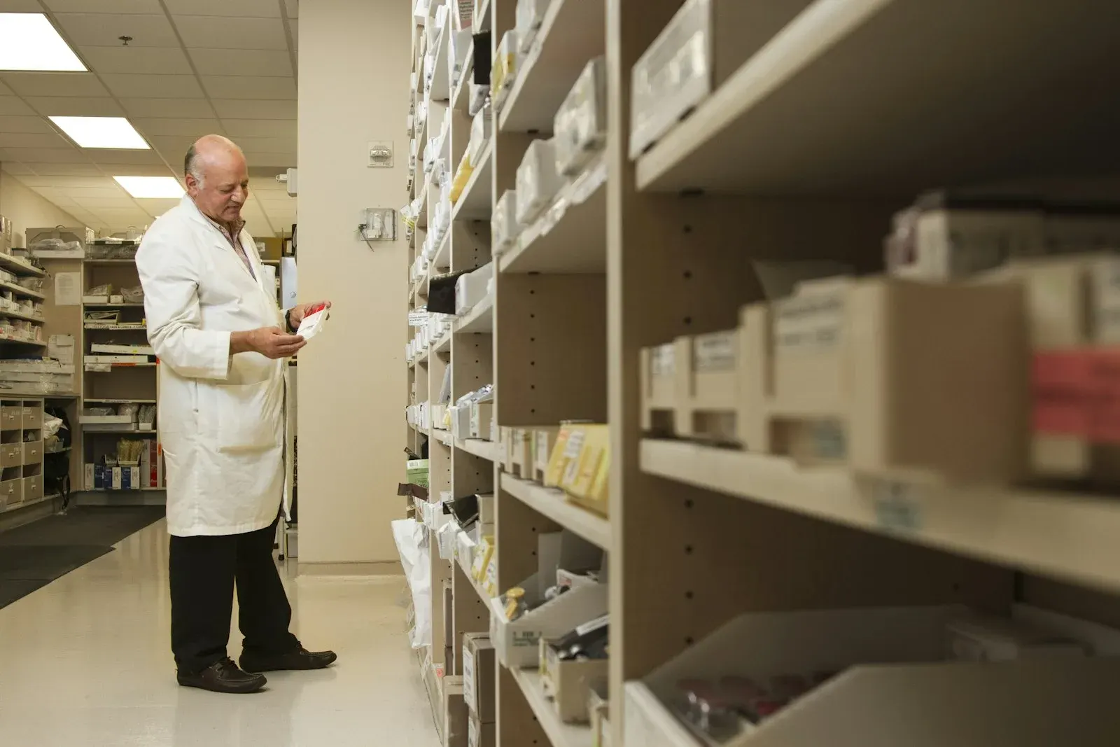 Il farmacista controlla i lotti a scaffale, nel retrobanco