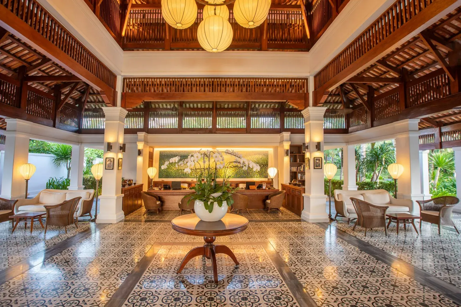 La hall d’ingresso dell’hotel, tra lanterne e il giardino interno