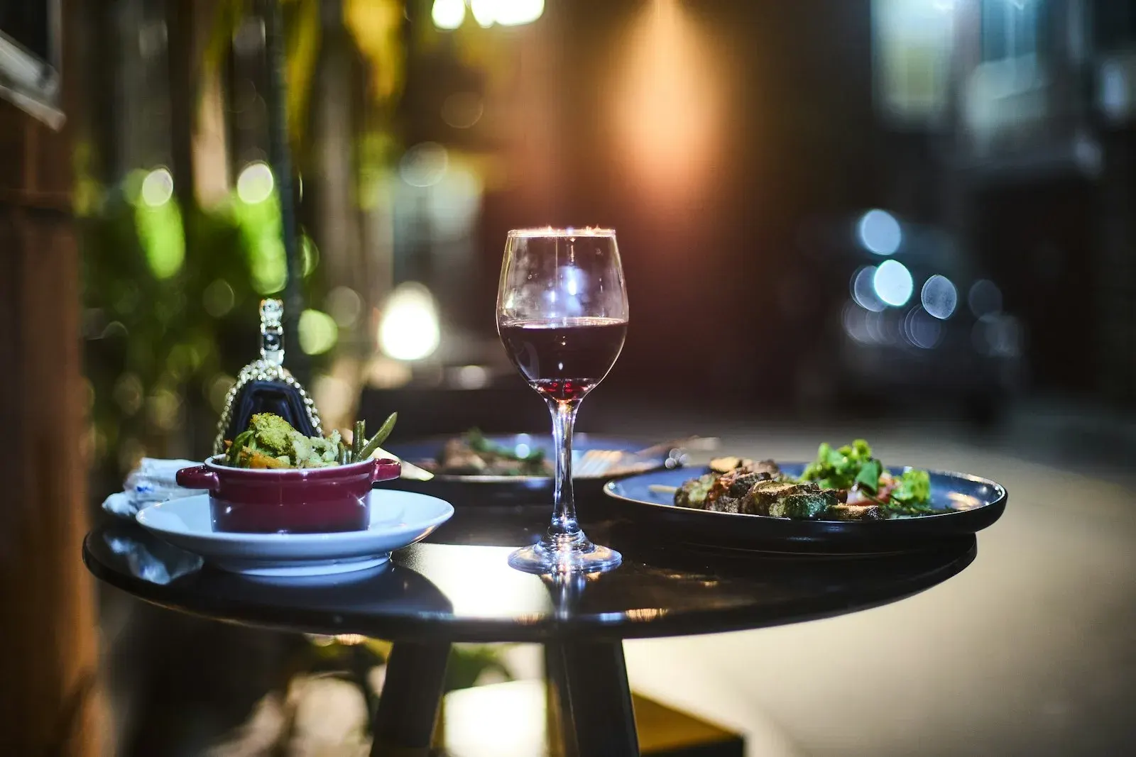 Una sera nel vicolo, tra vino della casa e i primi assaggi