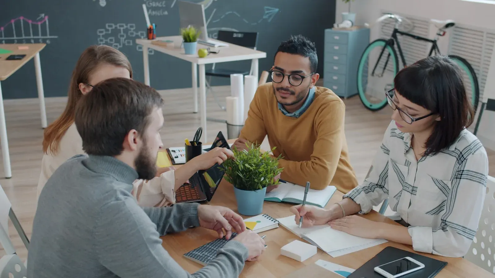 Il team di prodotto al lavoro nel loft, tra revisione veloce e confronto prima del rilascio