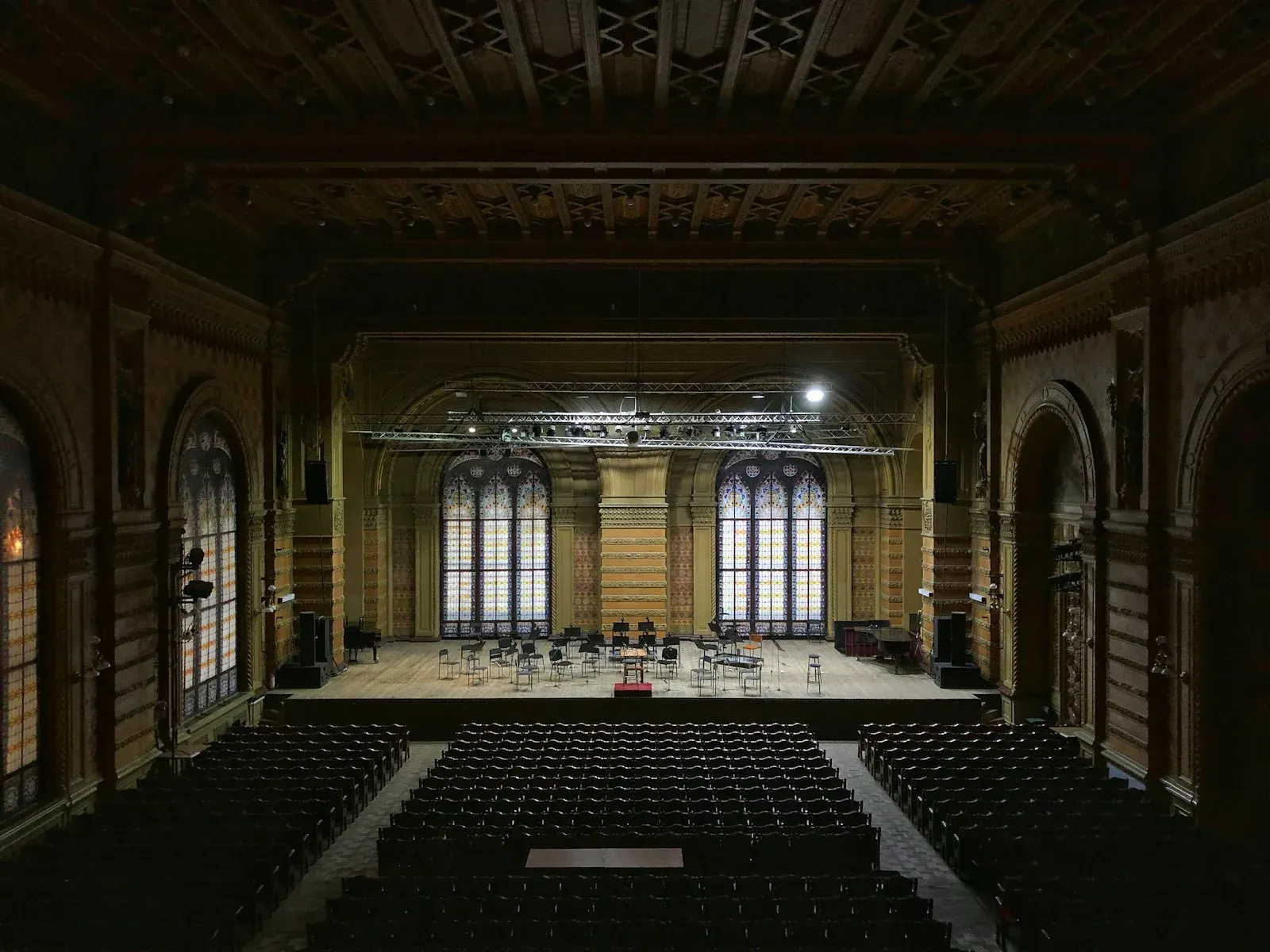 La sala storica con il palco allestito per l'orchestra, tra vetrate e velluti