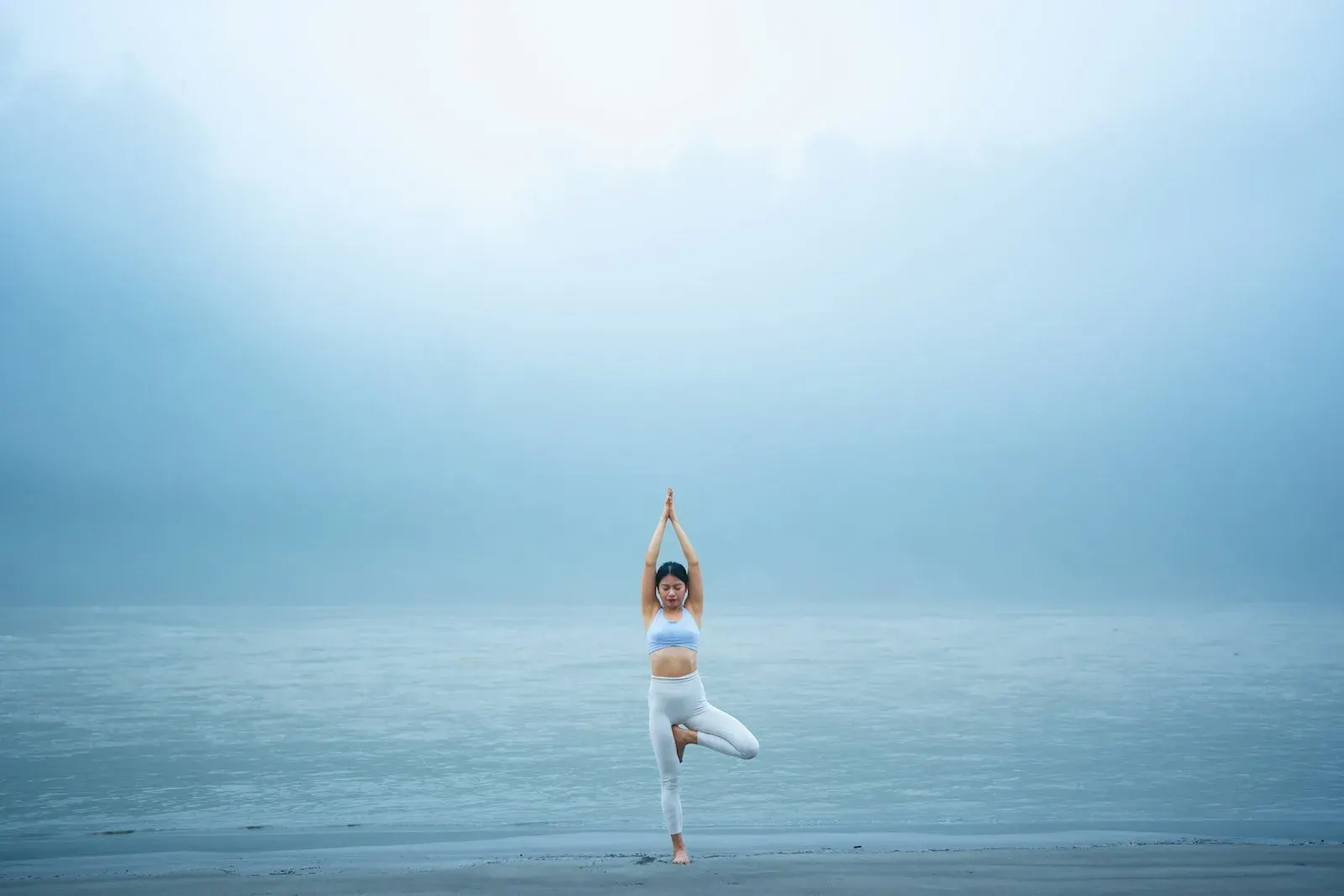 Un attimo di equilibrio durante l’allenamento, tra nebbia e mare aperto